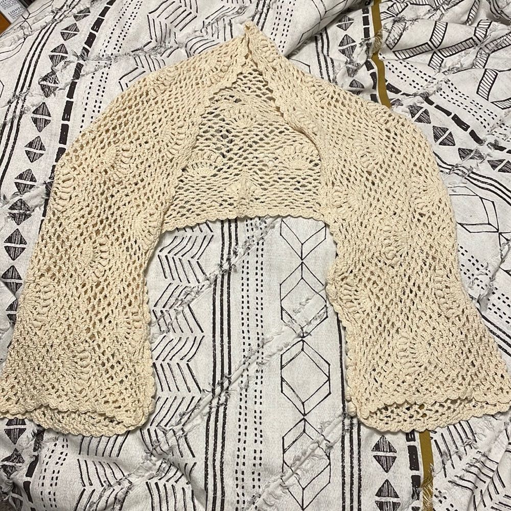 đ
șcrocheted Cream Top - Picture 1 of 4